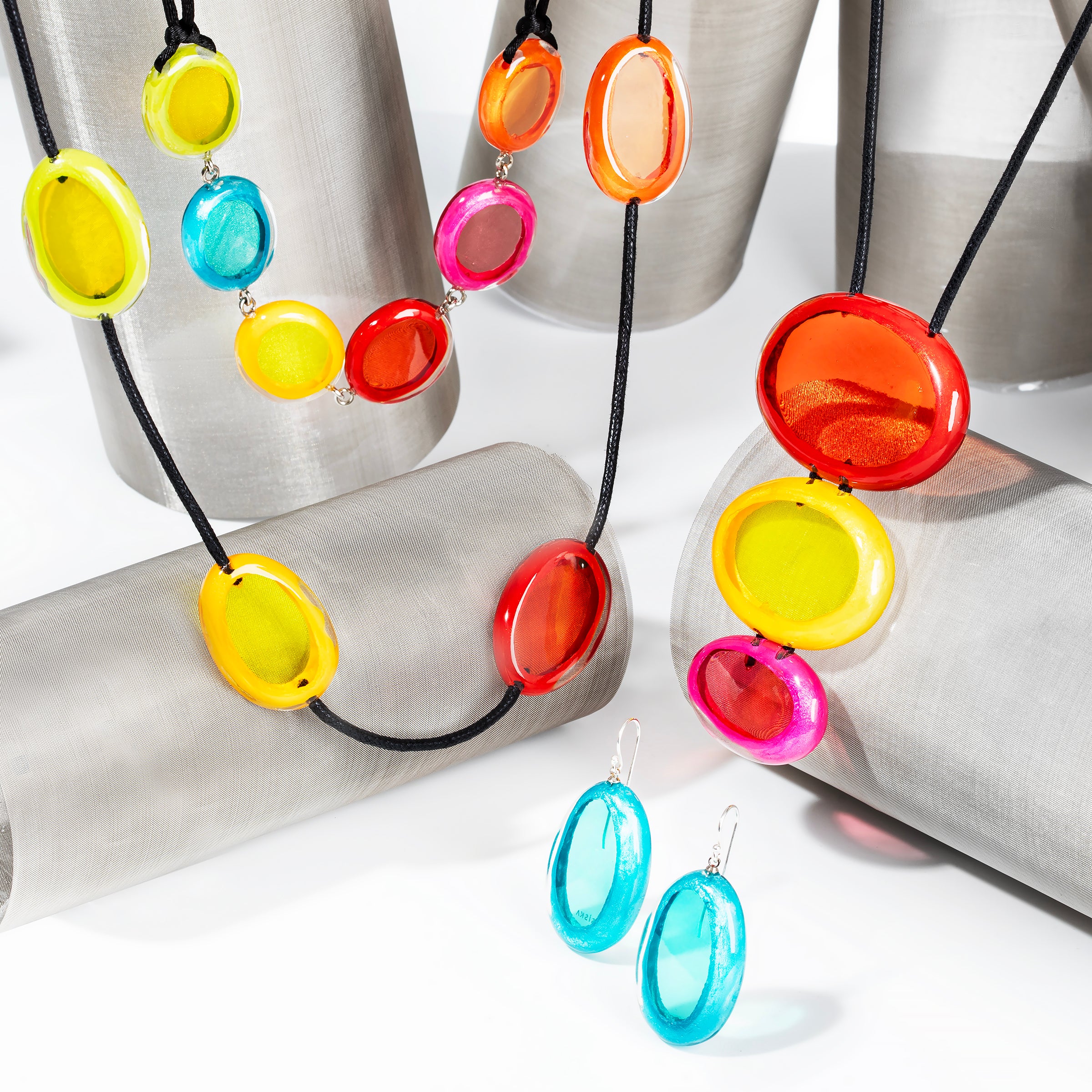 Zsiska - 6 Bead Flow Necklace